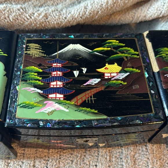 Very Old Hand Painted Asian Themed Jewelry Box -design on Black Lacquer-See pics - Picture 4 of 16